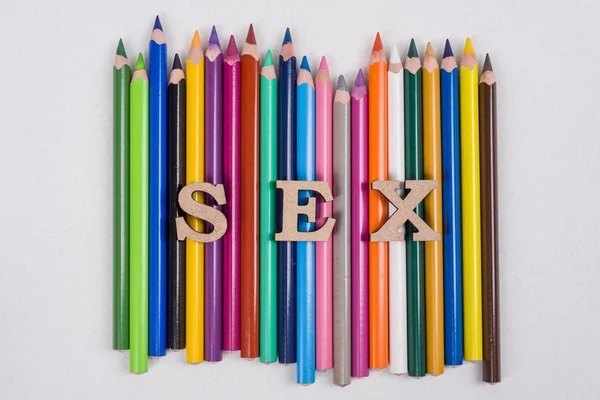 Słowo seks streszczenie listów, białe tło kolorowe ołówki — Zdjęcie stockowe