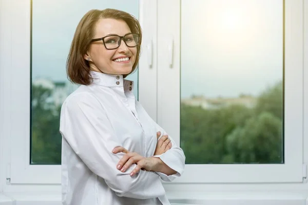 Sorridente medico donna adulta, in ospedale — Foto Stock