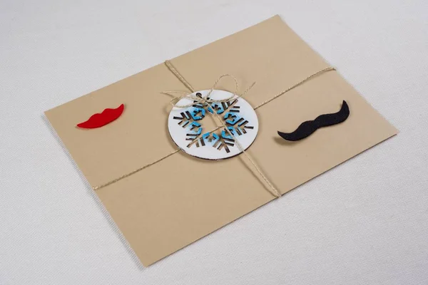 Działki, list, zapakowane w kopertę vintage i symboliczne płatka śniegu. Święta Bożego Narodzenia i nowy rok. — Zdjęcie stockowe