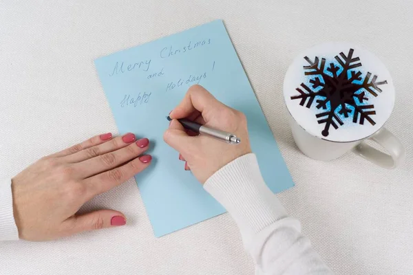 Karácsonyi levél - gratulálok. Csésze forró tea és egy szimbolikus hópehely — Stock Fotó