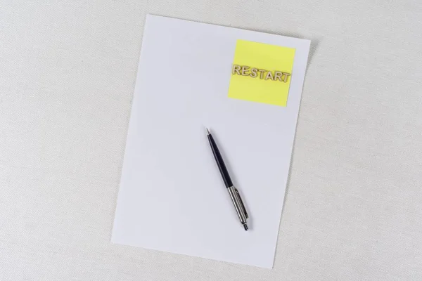 Schoon papier, sticker met het woord opnieuw opstarten. Bedrijfsconcept — Stockfoto