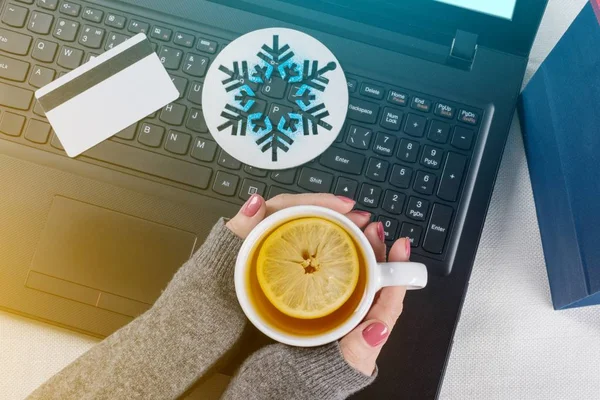 Online het winkelen van Kerstmis bovenaanzicht. Vrouw online winkelen met een creditcard, Winter vakantie verkoop. — Stockfoto