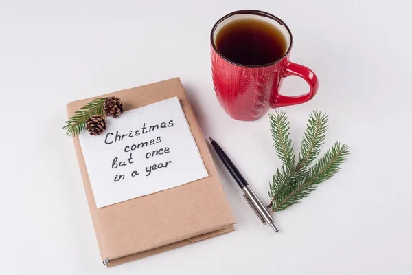 Vrolijke kerstgroet of wensen - handgeschreven tekst met wensen op een servet - Kerstmis komt maar een keer in een jaar — Stockfoto
