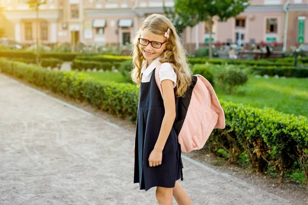 Retrato de una joven estudiante bonita camino a la escuela — Foto de Stock