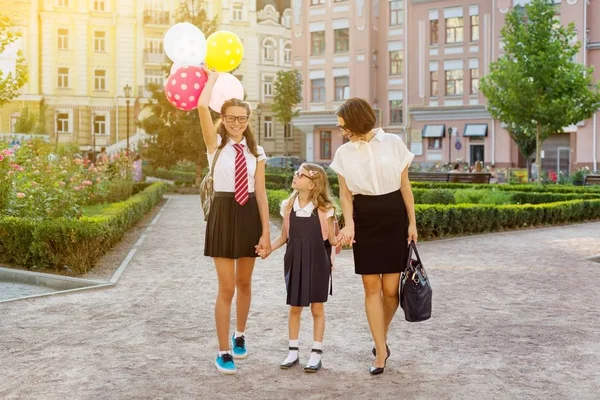 Mom and children holding hands, go to school. — Stock Photo, Image