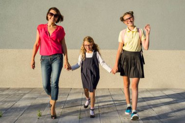 Bir mutlu sevgi dolu aile - anne ve kızı bir kız öğrenci, hol