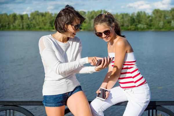 Portrait of beautiful mother and her daughter teenage girl — Stock Photo, Image