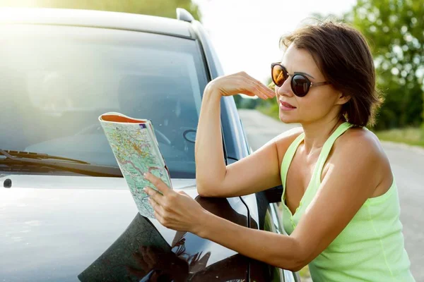 Cute female driver is traveling. Standing beside his car on a co — Stock Photo, Image