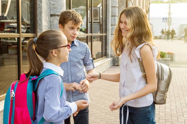 Ritratto all'aperto di gruppo di bambini adolescenti — Foto Stock