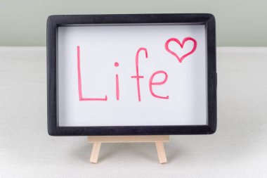 Siyah çerçeve, beyaz masa metin word hayatta.