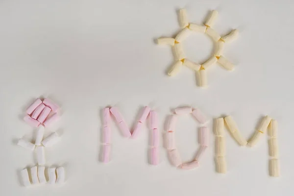 Dia das Mães. Um presente para a mãe criança, desenhando um aplique de marshmallow — Fotografia de Stock