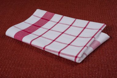 Ürün için arka plan. Ekose desenli masa örtüsü kırmızı ve beyaz kafese dokulu yüzeyi, yukarıdan görüntülemek.