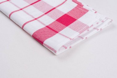 Ürün için arka plan. Ekose desenli masa örtüsü kırmızı ve beyaz kafese dokulu yüzeyi, yukarıdan görüntülemek.