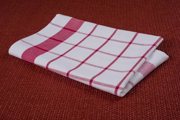 Ürün için arka plan. Ekose desenli masa örtüsü kırmızı ve beyaz kafese dokulu yüzeyi, yukarıdan görüntülemek.