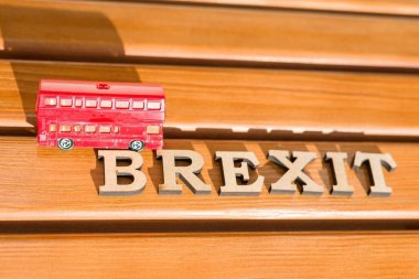 Avrupa Birliği, Brexit sözcük soyut vintage harflerle İngiltere çıkış Çift katlı otobüs oyuncak model arka plan.