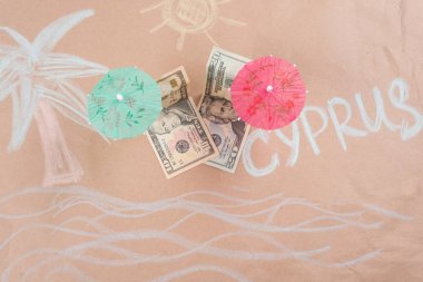 Offshore bankacılık ve vergi sığınaklarını kavramı. Dolar faturaları bir palmiye ağacı ve kelime Kıbrıs Plajda şemsiye altında bir tropik sahilde bir resimle