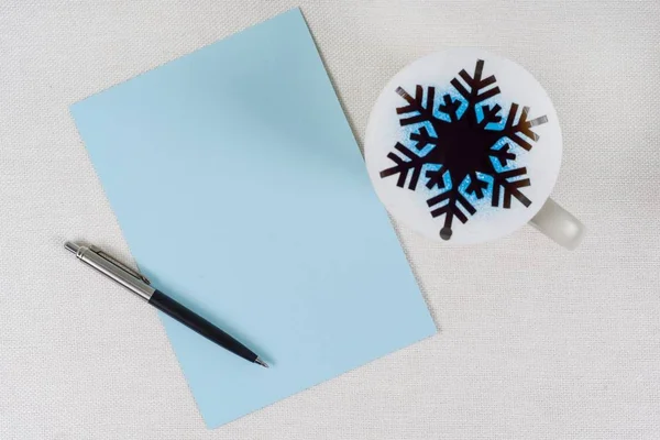 De brief van de kerst - gefeliciteerd. Cup met hete thee en een symbolische sneeuwvlok — Stockfoto