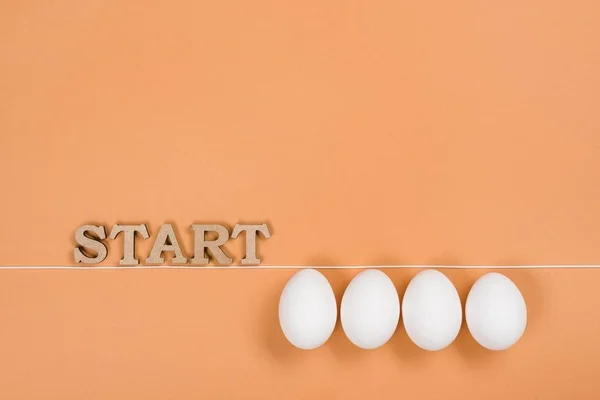 Palavra começar com letras de madeira e iniciar a linha de fundo laranja — Fotografia de Stock