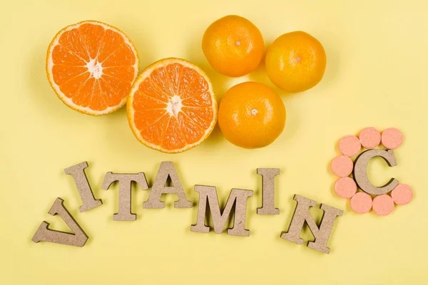 C-vitamin szó van írva fa betűkkel. — Stock Fotó