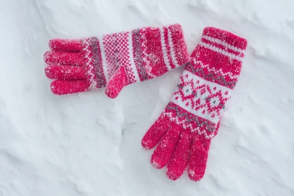Sneeuw bedekt handschoenen op sneeuw. Een Winter-achtergrond — Stockfoto