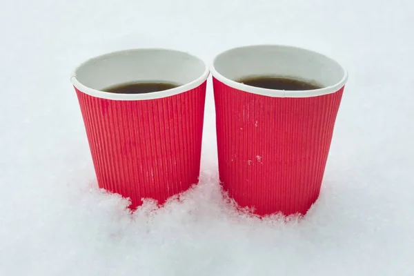 Duas chávenas de café. Fundo de inverno, neve branca — Fotografia de Stock