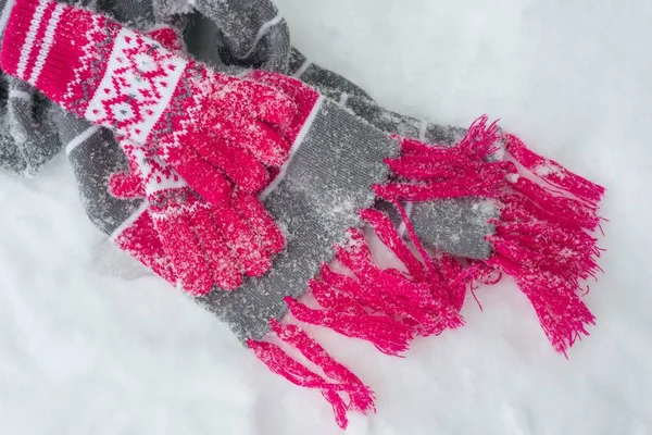 Sneeuw overdekte sjaal en handschoenen aan sneeuw. Winter achtergrond — Stockfoto