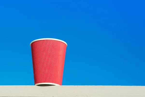 Red cup. Blue sky background, copy space — Stock Photo, Image