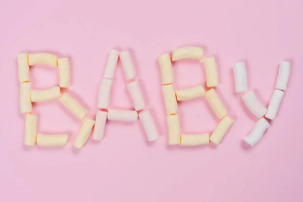 Το μωρό λέξη είναι γραμμένο από ένα παστέλ marshmallow σε λευκό φόντο. — Φωτογραφία Αρχείου