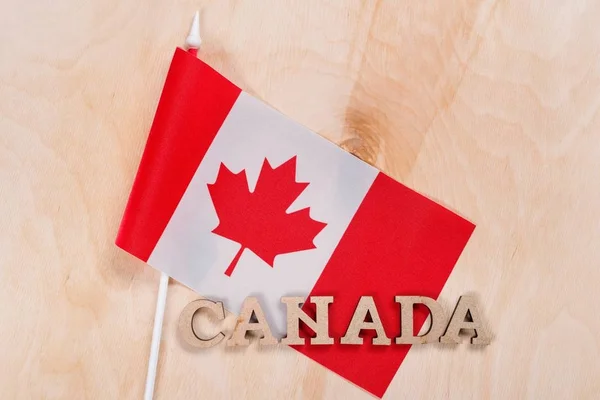 Flagge Kanadas, das Wort Kanada in abstrakten Holzbuchstaben — Stockfoto