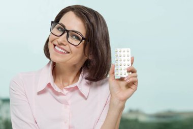 Pozitif esmer kadın gösteren tıp hapları holding.