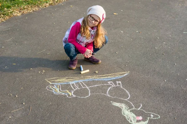 画在人行道上, 一个女孩画了一只独角兽 — 图库照片