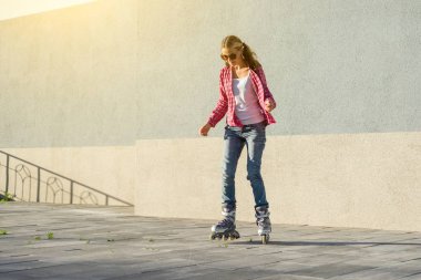 Tekerlekli paten kentsel arka plan üzerinde aktif spor teen