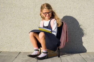 İlkokul öğrencisi elinde dizüstü bilgisayarlar ile.