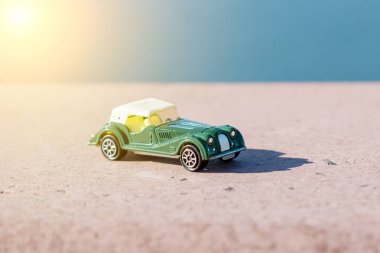 Oyuncak retro araba - seyahat ve macera sembolü