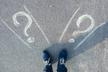 Önünde iki yol kadın ayakta.