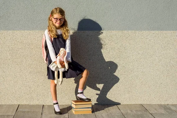 La colegiala llevó su juguete a la escuela con ella . — Foto de Stock