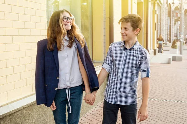 Retrato de una feliz pareja de adolescentes . —  Fotos de Stock