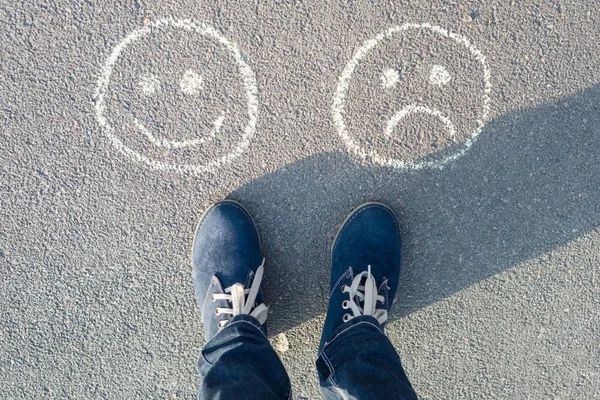 Happy Smileys ou infeliz, texto na estrada de asfalto — Fotografia de Stock