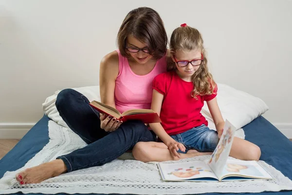 Wanita bahagia dengan anaknya, membaca buku bersama-sama — Stok Foto