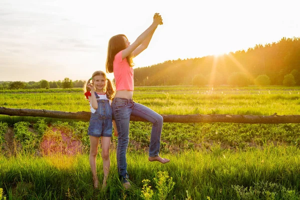 Hildren en el fondo de la naturaleza jugar con un teléfono inteligente . — Foto de Stock