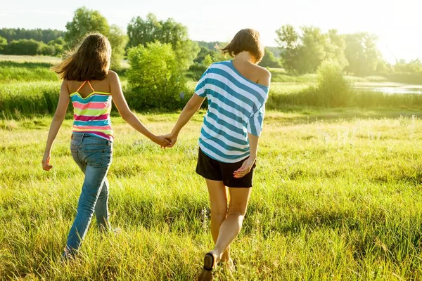 Mor och dotter som håller händer, bakifrån. — Stockfoto