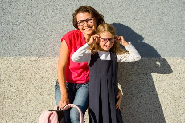 Портрет мамы и дочери маленькой школьницы с Глассом — стоковое фото