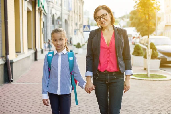 Mãe e filha estudante andando para a escola . — Fotografia de Stock