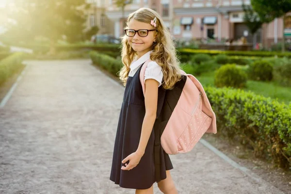Портрет красивой ученицы по дороге в школу — стоковое фото
