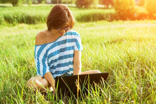 Piękna kobieta interesu pracę z laptopem w przyrodzie. — Zdjęcie stockowe
