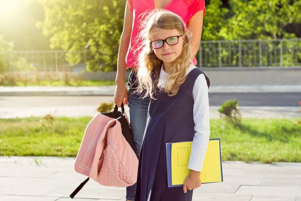 Mother walking to school with children. — Stock Photo, Image