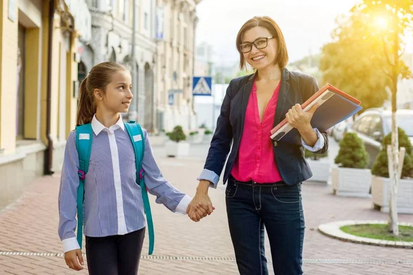 Portret van een schoolmeisje en haar leraar. — Stockfoto