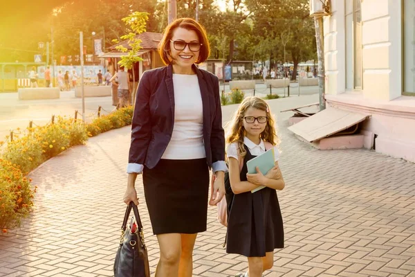 El padre lleva al niño a la escuela. . — Foto de Stock