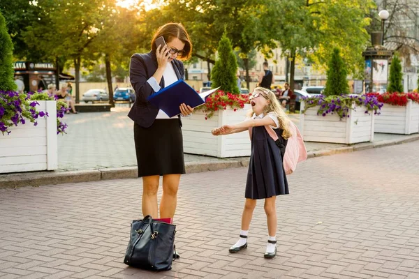 Bizneswoman Mama zabiera dziecko do szkoły. — Zdjęcie stockowe
