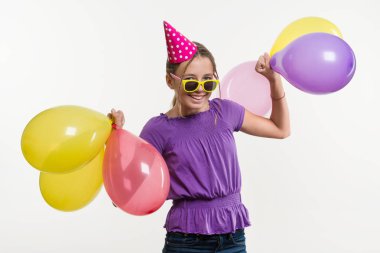 Mutlu genç parti kızı balonlarla 12-13 yaşında.